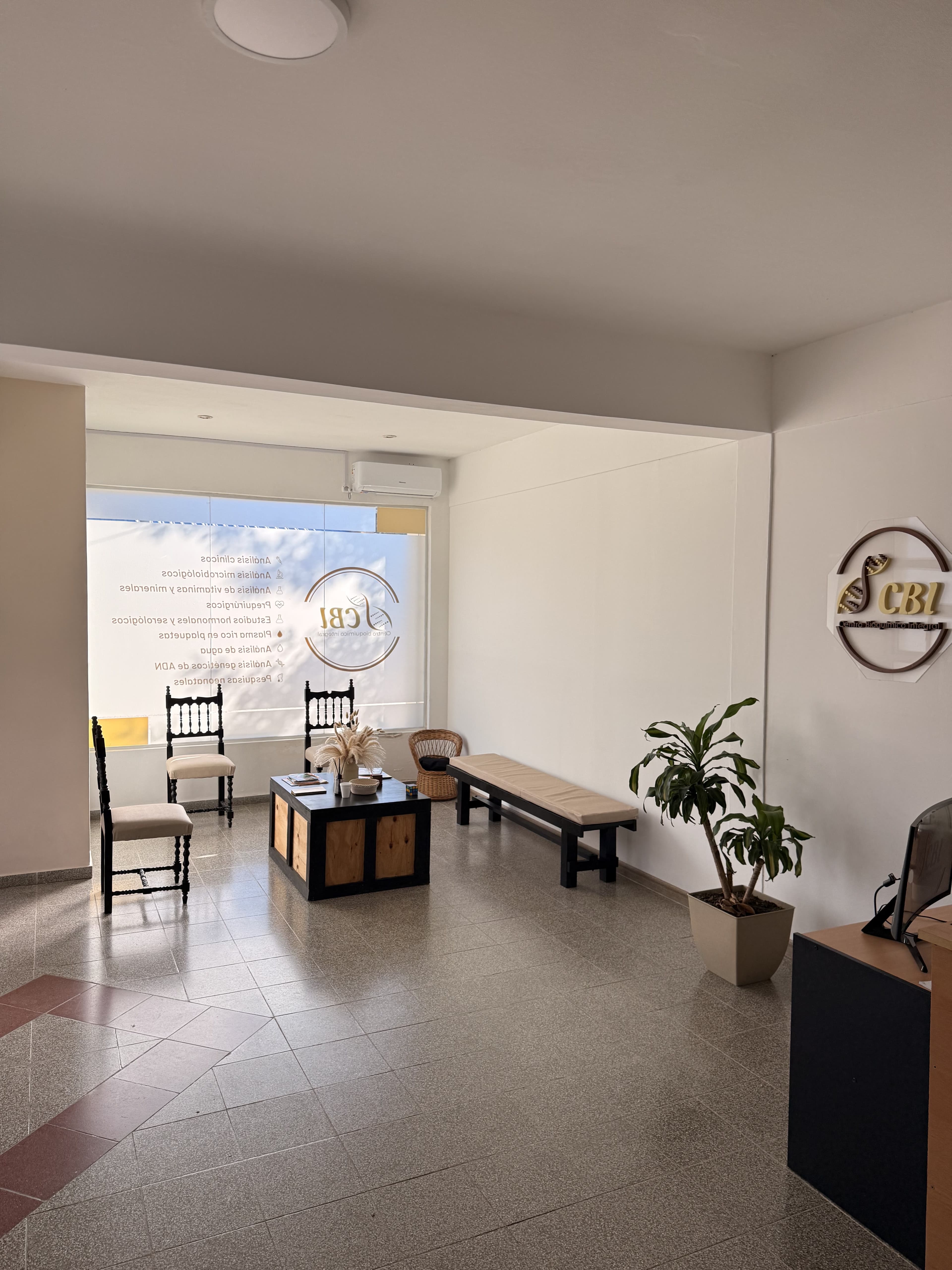 Sala de espera del Centro Bioquímico Integral en Viale