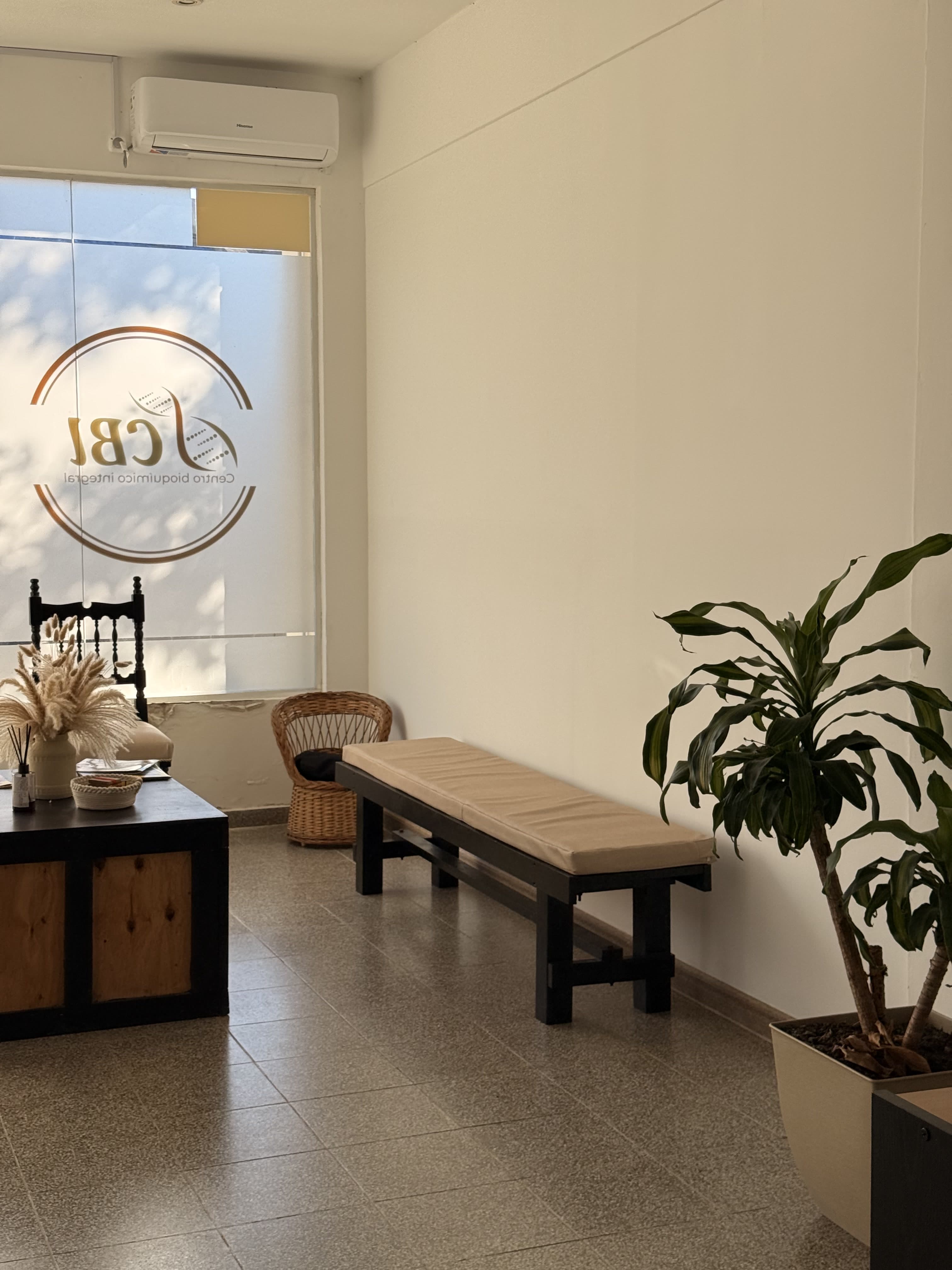 Sala de espera con vista al frente del local — CBI Viale